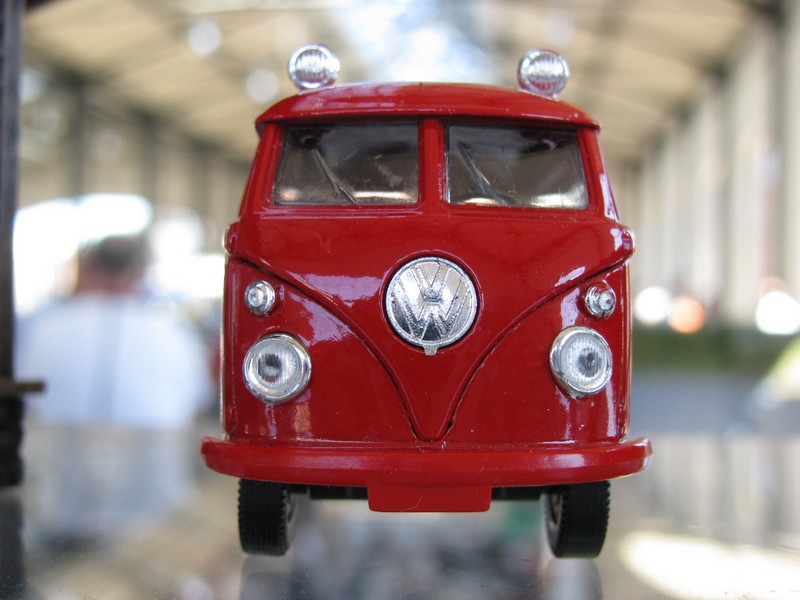 Anllich einer Tagung der ARGE Spur 0, fand in Wismar eine Modellbahn-Ausstellung statt. So konnte ich diesen Kleinbus, VW T 1  Bully  in Spur 0 ablichten. Wismar [03.06.2011]

