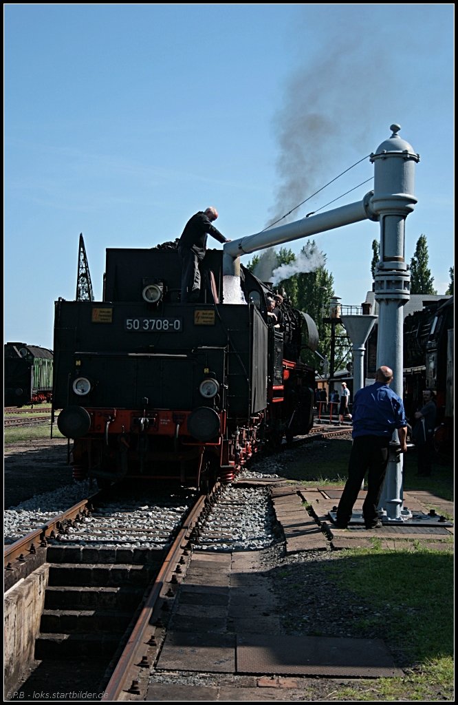 Auch Dampfloks brauchen Wasser. Hier 50 3708-0 beim typischen Wasserfassen (Dampflokfest im Traditionsbahnbetriebswerk Stafurt, gesehen Stafurt-Leopoldshall 05.06.2010)