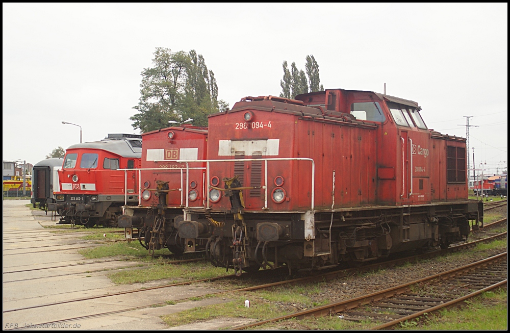 Auch DB Cargo 298 094-4 ist in einem schlechten Zustand und steht auf einem der Auengleise. Daneben sieht man 298 163, 233 462 und IC-Wagen die mit silbernen Textilband beklebt sind (gesehen Bw Cottbus 05.10.2010)