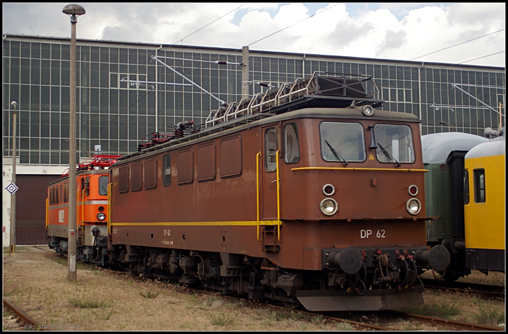 Auch die ehemaligen von der schweizer SOB angeschafften E42,  Holzroller  genannt, werden im NETINERA-Werk gewartet. DP 62 / 142 042 der Deutsche Privatbahn GmbH wartet vor der Halle (gesehen Tag der offenen Tür NETINERA Bahnwerk 17.06.2011)