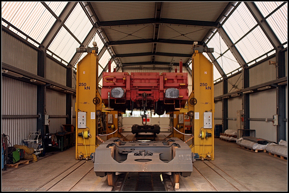 Auch ein Blick in die heiligen Hallen war bei Tag der offenen Tr des Kombiwerk Rothensee erlaubt: Ein Samms ohne Drehgestelle. Beim Drehgestell konnte man einen Blick auf die Knorr-Bremse erhaschen (10 Jahre Kombiwerk Magdeburg-Rothensee 17.09.2010)