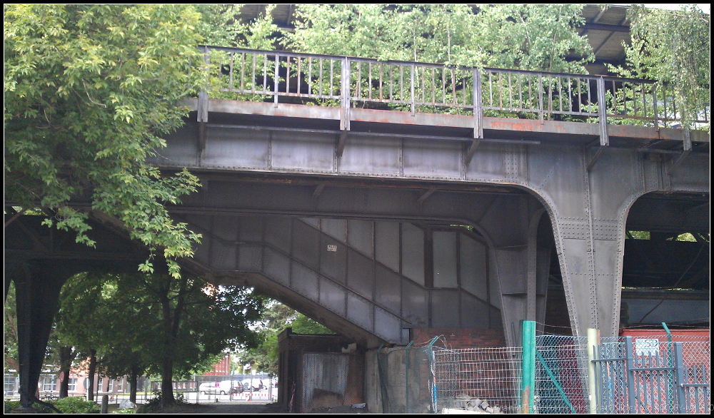 Aufgang zum S-Bahnhof Wernerwerk. Seit dem Streik von 1980 liegt die Strecke still. Heute liegt der Bahnhof auf dem Gelände des Siemens-Innovationspark (Handy-Bild vom 11.07.2013)