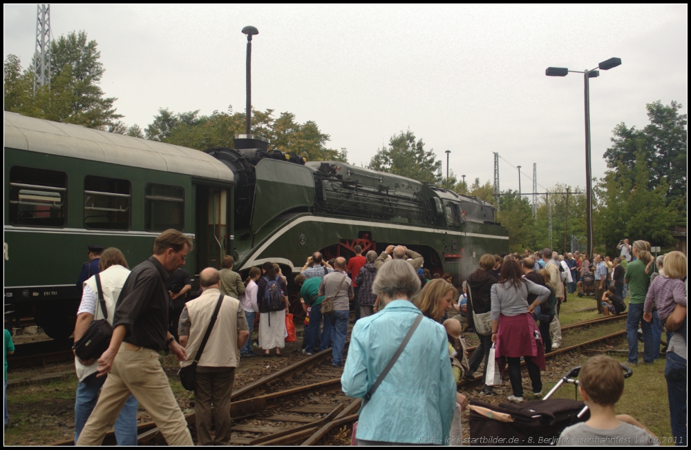 Aufregung entstand bei den vielen Fotografen, als 18 201 mit einem Sonderzug auf dem Bw-Gelnde eintraf (gesehen 10.09.2011 beim 8. Berliner Eisenbahnfest Bw Schneweide)