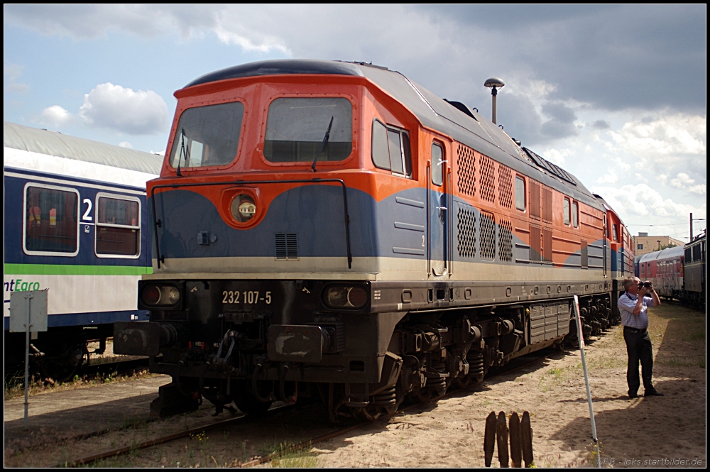 Aus bayrischen Gefilden kommt 232 107-5, die für die Nordbayrische Eisenbahngesellschaft im Einsatz ist (NVR-Nummer 92 80 0232 107-5 D-NBEG, gesehen Tag der offenen Tür NETINERA Bahnwerk Neustrelitz 17.06.2011)