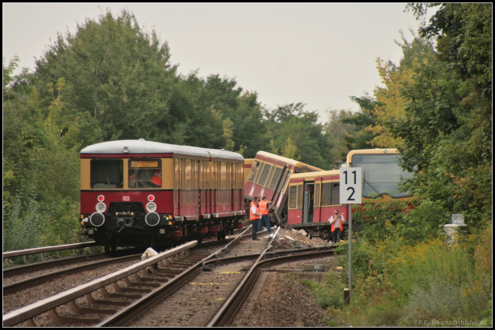 Aus bisher ungeklrter Ursache entgleiste ein Zug der S-Bahn Berlin kurz hinter dem Bahnhof Berlin Tegel Richtung Hennigsdorf. Aus Wannsee rckte der Hilfsgertezug 478 523 an (21.08.2012)