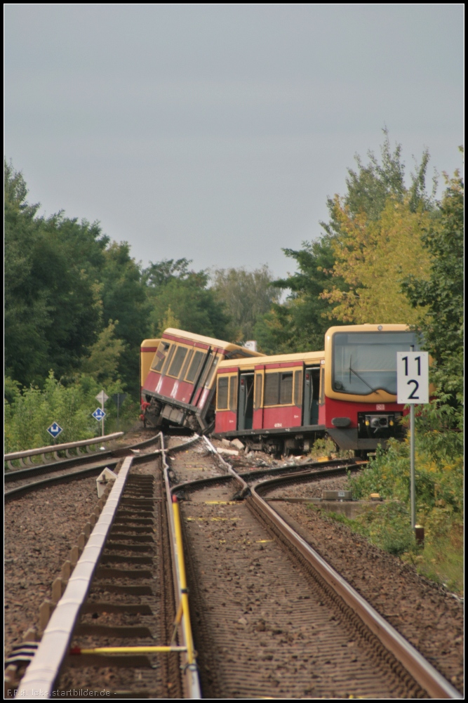 Aus noch ungeklrter Ursache entgleiste ein Zug der S-Bahn Berlin kurz hinter dem Bahnhof Berlin Tegel. Der Zug der Linie S25 war in Richtung Hennigsdorf b. Berlin unterwegs, als er kurz hinter dem B entgleiste. Bei den beiden mittleren Wagen handelt es sich um 481/482 355 (21.08.2012)