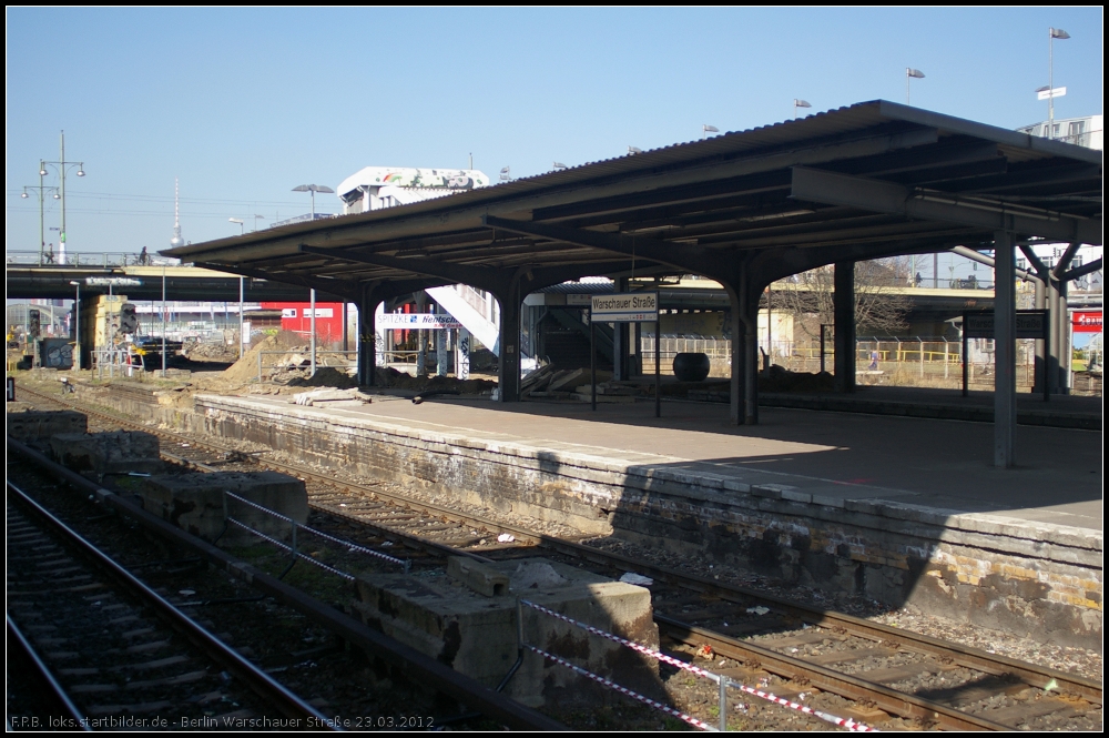 Bauarbeiten S-Bahnhof Warschauer Strae: Stromschiene fehlt, Schilder fehlen, nur noch der Treppenaufgang muss abgebaut werden, dann knnen auch die Bahnsteige abgerissen werden (23.03.2012)