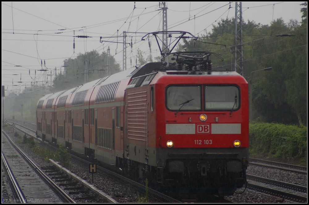 Bei starkem Regen fhrt DB Regio 112 103 mit dem RE1 nach Magdeburg Hbf (gesehen 14.06.2012 Berlin Hirschgarten)