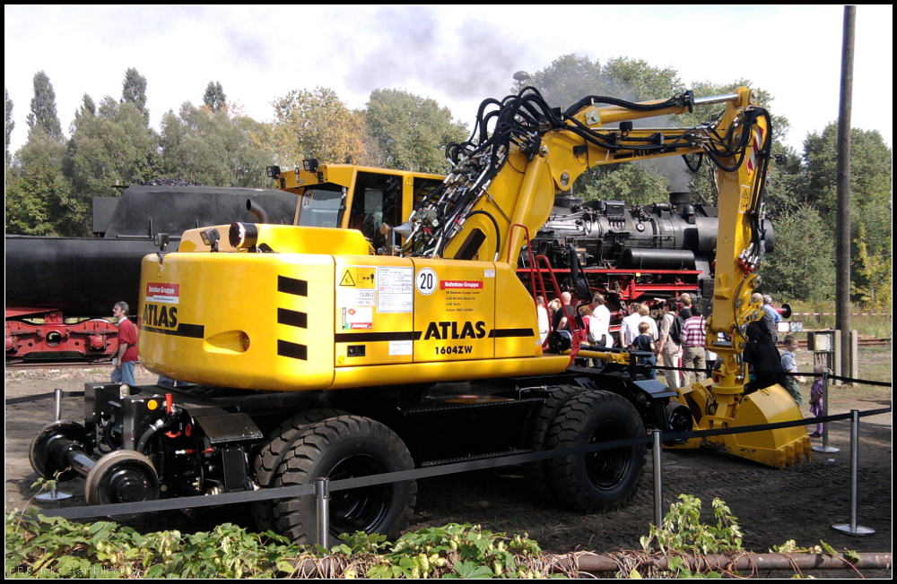 Beim 5. Berliner Eisenbahnfest war auch der Zweiwegebagger 901 165-7 der DB Bahnbau Gruppe ausgestellt (NVR-Nummer 99 80 9901 165-7, REV Atlas Maschinen GmbH 13.09.12, gesehen 09.09.2012 Berlin Bw Schneweide)