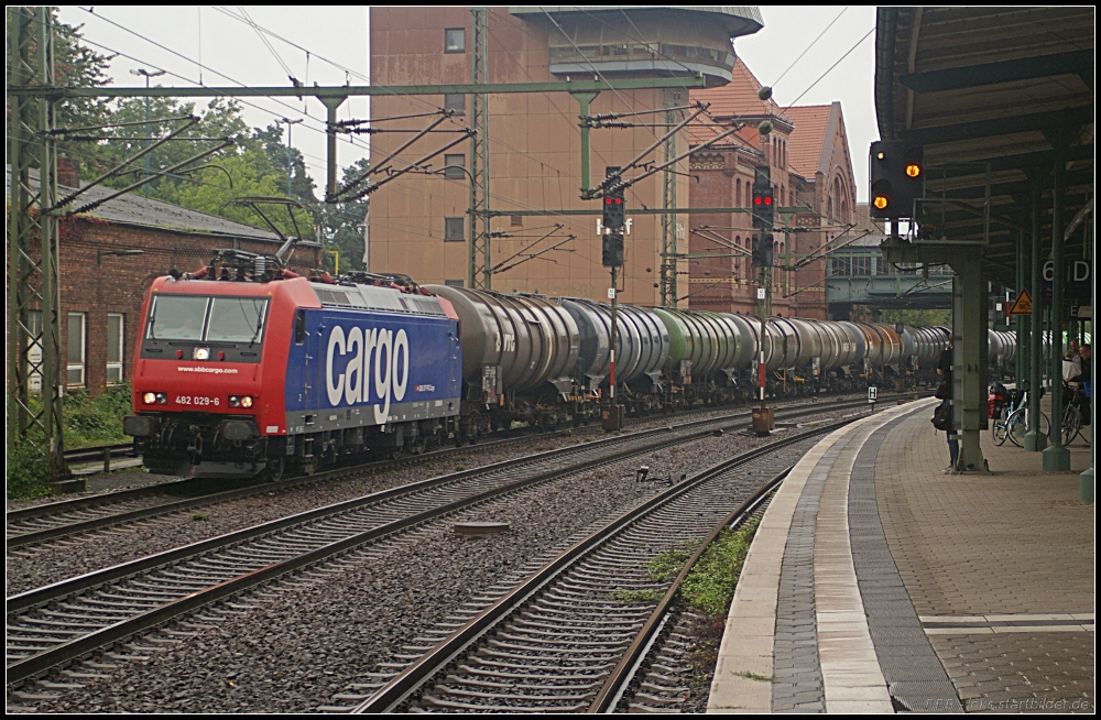 Beim Bahnbilder.de-Treffen am 27.08.2011 ging es zuerst nach Hamburg-Harburg, wo die an LOCON vermietete 482 029-6 mit einem Kesselzug fotografiert werden konnte.