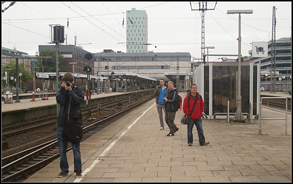 Beim Bahnbilder.de-Treffen ging es am 27.08.2011 auch nach Hamburg-Altona. Hier vertreibt man sich die Zeit mit Spa und gegenseitigem fotografieren ;)