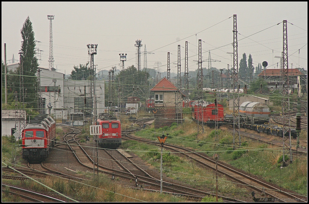 Blick auf das Gleisfeld am Bahnhof Eichenweiler. Im Hintergrund ist das Kombi-Werk Rothensee fr Gterwagen und Triebfahrzeuge sowie Abstellgleise fr Gterwagen. Links kann man 232 241-0 und in der Mitte 139 244-3 erkennen (gesehen Magdeburg Eichenweiler 09.08.2010)