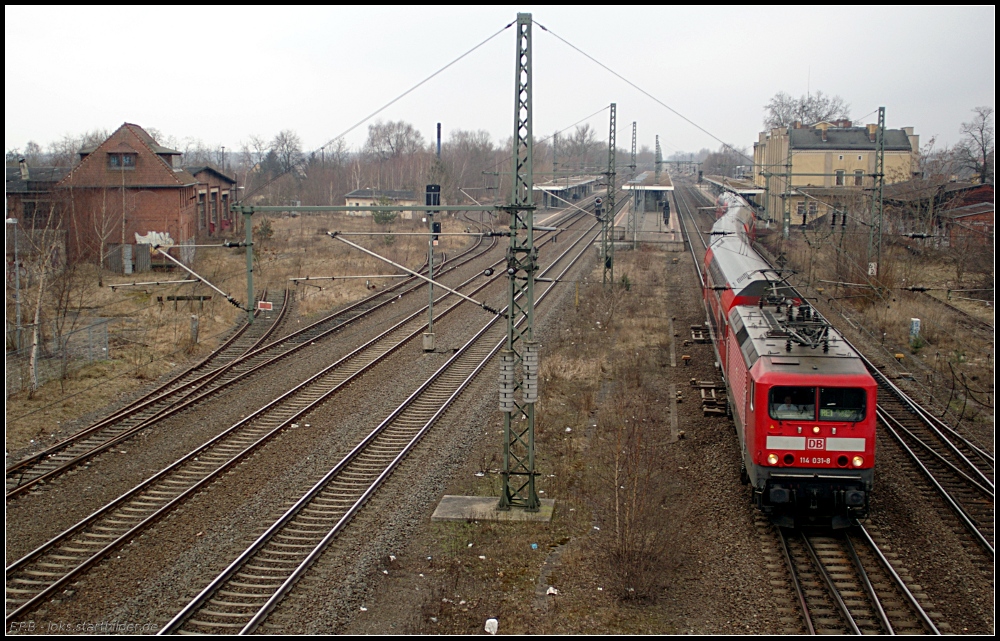 Blick auf das Gleisfeld des Bahnhofs Brandenburg Hbf. Gerade verlässt DB Regio 114 031-8 als RE1 nach Frankfurt (Oder) den eher beschaulichen Bahnhof (gesehen Brandenburg Hauptbahnhof 19.02.2011)