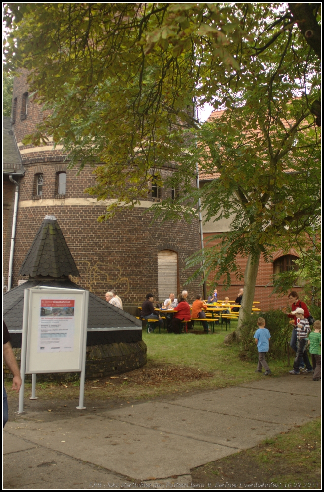 Bratwurst oder Steak und dazu Eis konnte man am Wasserturm kaufen und in Ruhe genieen (gesehen 10.09.2011 beim 8. Berliner Eisenbahnfest Bw Schneweide)