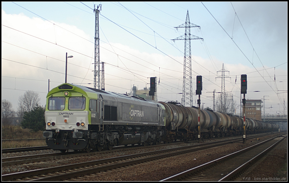 Captrain 6602 mit Kesselwagen (NVR-Nummer 92 80 1266 030-6 D-CTD, gesehen Berlin Schönefeld Flughafen 21.11.2010)