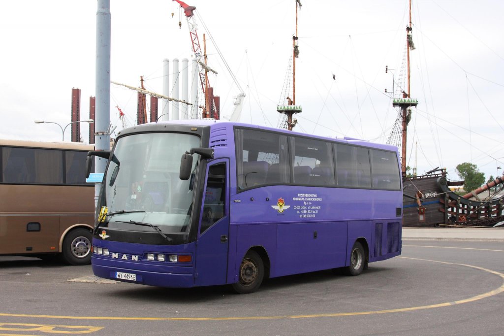 Club Reisebus der Marke MAN Typ 11.220
Gesehen am 5.6.2013 auf dem Parkplatz am Hafenkai im polnischen Gdingen.
