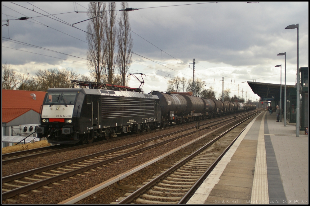 CTL ES 64 F4-201 / 189 201, inzwischen ohne den aufflligen CTL-Schriftzug, mit einem Kesselwagen-Zug am 13.04.2013 in Berlin-Karow