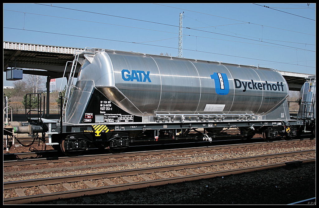 D-GATXD 37 80 9327 253-2 Uacns der Fa. GATX. Es handelt sich bei der Gattung um Staubgutwagen, wie z.B. Zement (gesehen Berlin Schnefeld Flughafen 07.04.2010)