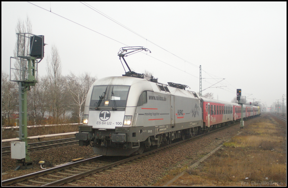 Da die Fa. Stadler die von der ODEG bentigten KISS-Triebzge nicht liefern kann, wird auf dem RE4 mit Leihfahrzeugen der Betrieb aufrecht erhalten. So wird eine Garnitur mit der von Raildox ausgeliehenen ES 64 U2-100 / 182 600 bespannt. Hier fhrt der RE4 Rathenow am 20.12.2012 im Bahnhof Berlin-Jungfernheide ein.