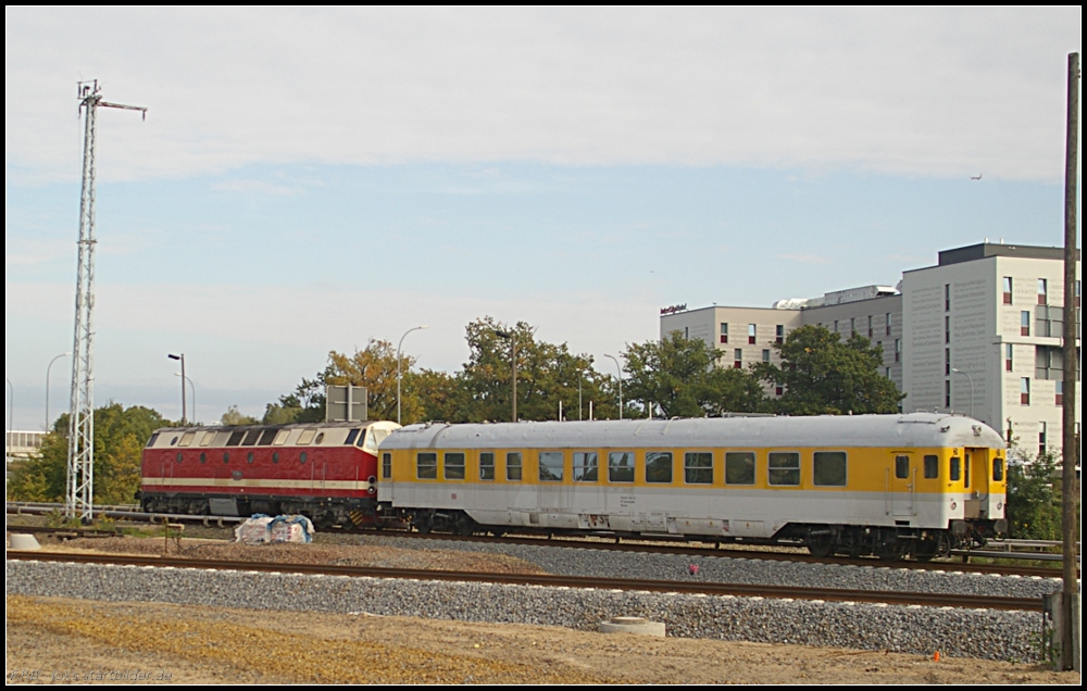 Das Berliner U-Boot 119 158-4 / 219 158 mit einem Funkmesswagen auf den Gleisen der S-Bahn unterwegs (gesehen Berlin Schnefeld Flughafen 06.10.2010)