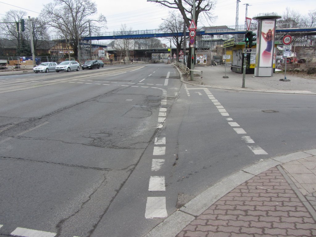 Das falsche Einfahren in den Flie�verkehr war im Jahre 2012 eine h�ufige Ursache f�r von Radfahrern verursachten Unf�llen. Um dem entgegenzuwirken, wird am Ende sogenannter Radwege h�ufig eine kurze Verl�ngerung auf der Fahrbahn eingezeichnet. Im Falle der Treskowallee Ecke Am Carlsgarten (Berlin) ist das aber mehr schlecht als recht gelungen. Zwar spricht die Art der Markierung daf�r, dass es sich um einen Schutzstreifen f�r Radfahrer handelt. Dass aus zwei stark befahrenen Fahrbahnspuren aber eine ganze und eine halbe werden, hat zur Folge, dass dieser Schutzstreifen regelm��ig von Kfz mitbenutzt wird. Dem (langsamen) Radfahrer wird zugemutet, im spitzen Winkel in den (schnellen) von hinten kommenden Verkehr einzufahren. Frei nach dem Motto: Irgendwas muss man ja f�r den Radverkehr tun. Man beachte auch das Radfahrverbot, das rechts irgendwo auf dem Gehweg rumsteht und irgendwie so gar keinen Sinn machen will, da der Gehweg noch nie befahren werden durfte und die Fahrbahn der Treskowallee bei der versteckten Positionierung wohl kaum gemeint ist. 10.3.2013