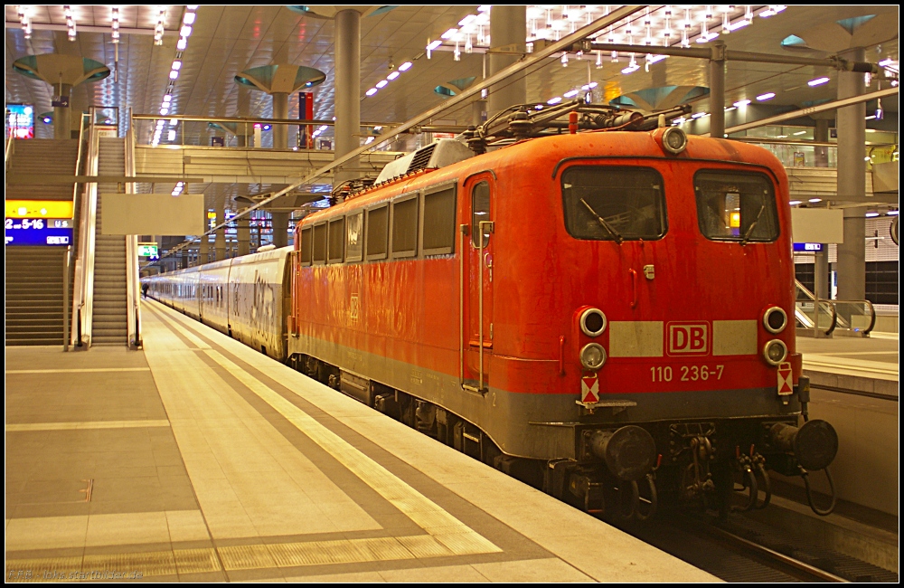 DB 110 236-7 luft am Ende des zuknftigen Hotelzug des Unternehmers Karlheinz Nowotny bei der berfhrung ber Kln Deutz nach Basel mit (gesehen Berlin Hauptbahnhof Tief 09.09.2010 - Update: Dortmund Bbf zA, berfhrt zu Fa. Bender Leverkusen opladen; ++ 31.05.2011)