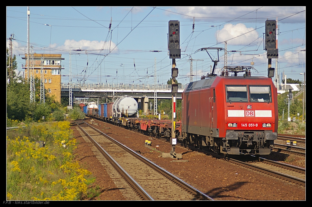 DB 145 051-9 mit gemischtem Gterzug (NVR-Nummer: 91 80 6145 051-9 D-DB, gesehen Berlin Schnefeld Flughafen 05.09.2010)