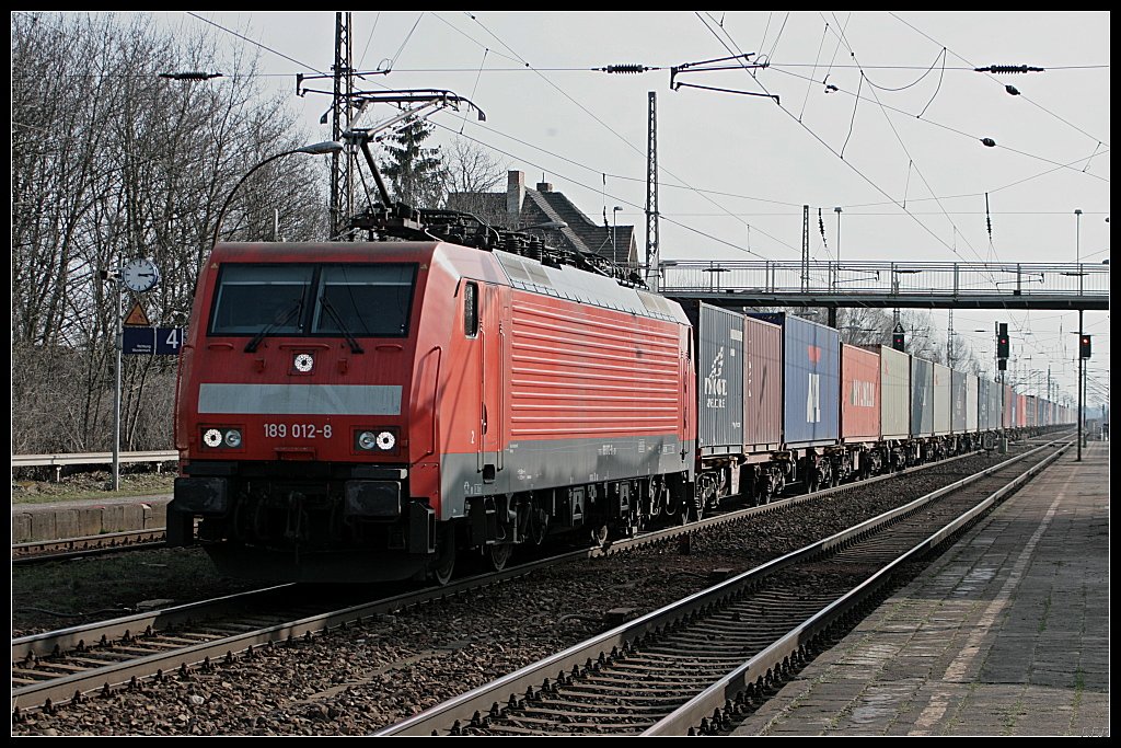 DB 189 012-8 aus dem Gegenlicht mit Container (NVR-Nummer: 91 80 6189 012-8 D-DB, DB Schenker Rail Deutschland AG, gesehen Wustermark-Priort 25.03.2010)