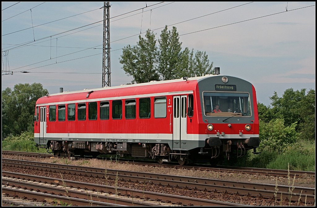 DB 626 982-2 beim Umlaufen des mitgebrachten Bauzugs. Ursprnglich als Baureihe NE 81 zwischen 1981-1995 fr Privatbahnen gebaut, bernahm die DB von der Kahlgrundbahn drei Triebwagen und reihte sie als Baureihe 626 ein. Insgesamt wurden 26 dieser Triebwagen gebaut um als Schlepptriebwagen auch Gterwagen ziehen zu knnen (NVR-Nummer 9580 0 626 982-2 D-DB, Fahrzeug der 2. Serie mit modifizierter Front, gesehen Wustermark-Priort 10.06.2010)