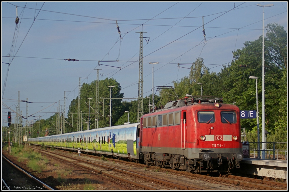 DB AutoZug 115 114-1 bringt den Lr für den Sz 13956 München am 01.06.2011 nach Berlin Wannsee. An den ehemaligen Talgo-Wagen wurden die EuHoTra-Schriftzüge überklebt, auch die Anschrift an einigen Wagen wurde großflächig mit Stoffklebeband abgedeckt. Für die Wagen ist es die erste Leistung überhaupt seit diese umlackiert wurden.