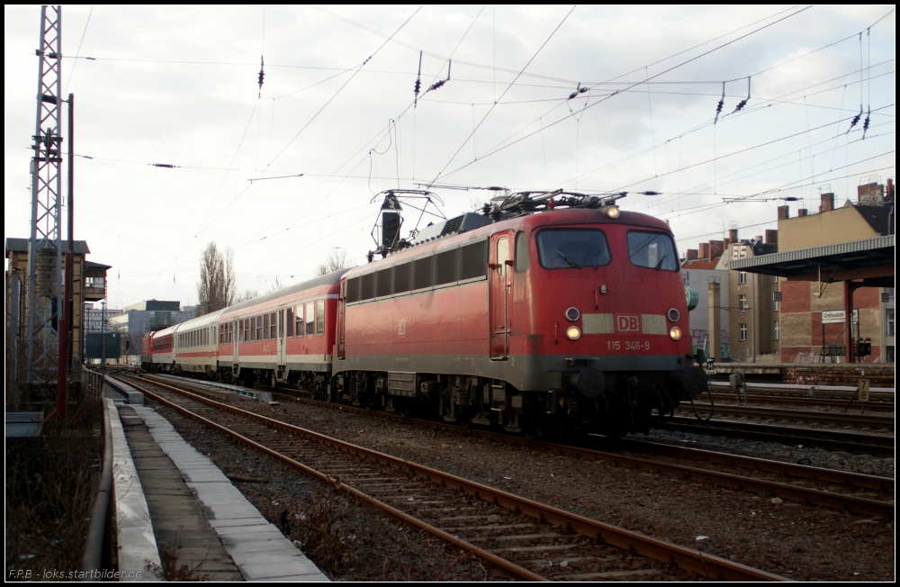 DB AutoZug 115 346-9 mit einem Pbz in Berlin Greifswalder Straße, 24.03.2011. Er bestand aus 22-34 903 Bnrz, 20 95-226-2 Bpmz, 84 90-204-9 Bomdz und Wagenlok 143 124 Richtung Ostkreuz
<br><br>
- Update: Verschrottet 26.10.2017 bei Bender, Opladen