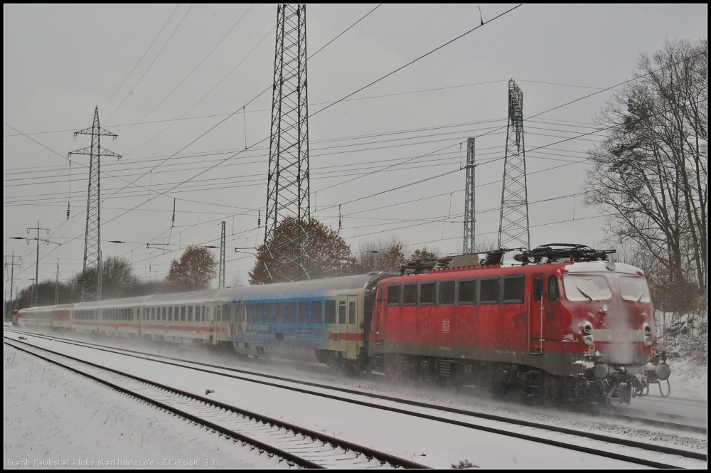 DB AutoZug 115 350 lief am Ende des von 115 205 am 12.03.2013 gezogenen Pbz mit. Eingereiht war auch der IC-Wagen  Ich bin anders. Na und? 