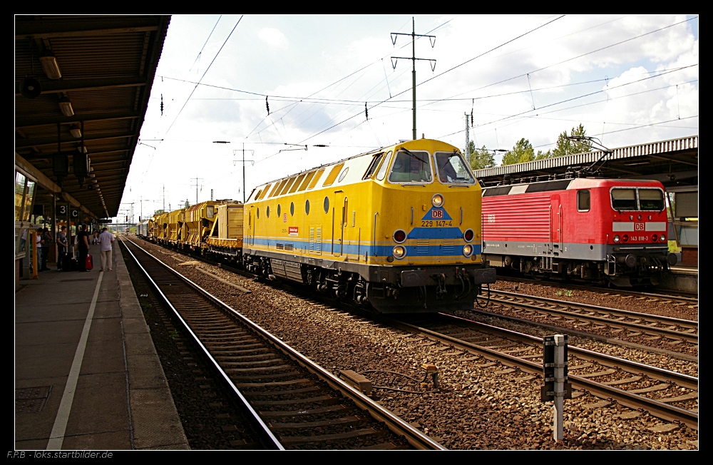 DB Bahnbau 229 147-4 mit einem Bauzug nach Betriebshof Rummelsburg (gesehen Berlin Schönefeld Flughafen 22.08.2010)