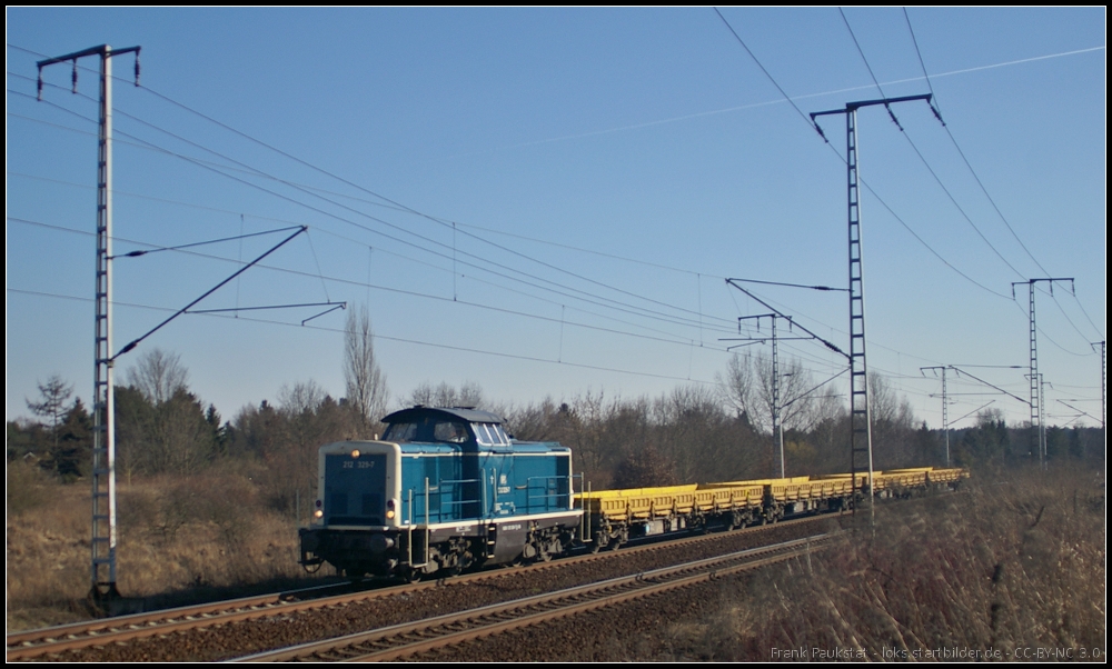 DB Fahrwegdienste 212 329 mit Niederbordwagen am 05.03.2013 in der Berliner Wuhlheide