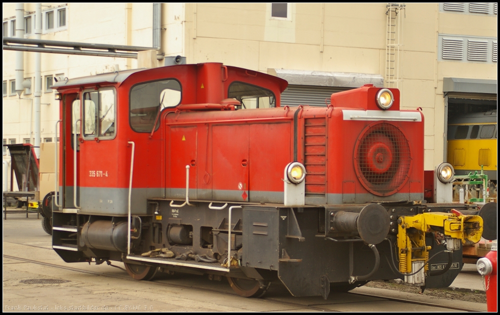 DB Fahrzeuginstandhaltung 335 671 bei der Arbeit am 18.04.2013 im Betriebswerk Cottbus (durch Zaun fotografiert, ex 333 171)