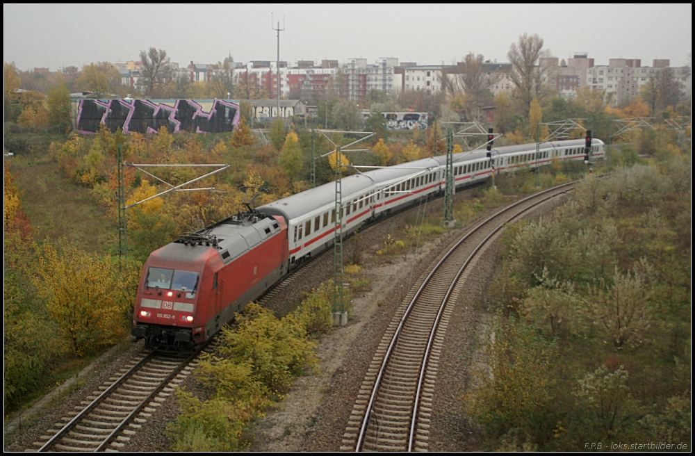 DB Fernverkehr 101 052 mit IC 2355 nach Ostseebad Binz bei trüben Wetter kurz vor dem Bahnhof Berlin Gesundbrunnen, Behmbrücke 02.11.2010