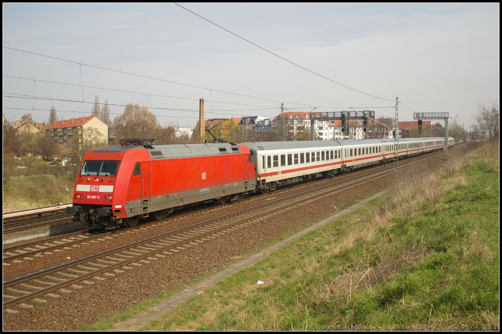 DB Fernverkehr 101 087-5 mit einem IC zum nchsten Halt nach Bln.-Gesundbrunnen (gesehen Berlin Bornholmer Strae 09.04.2012)