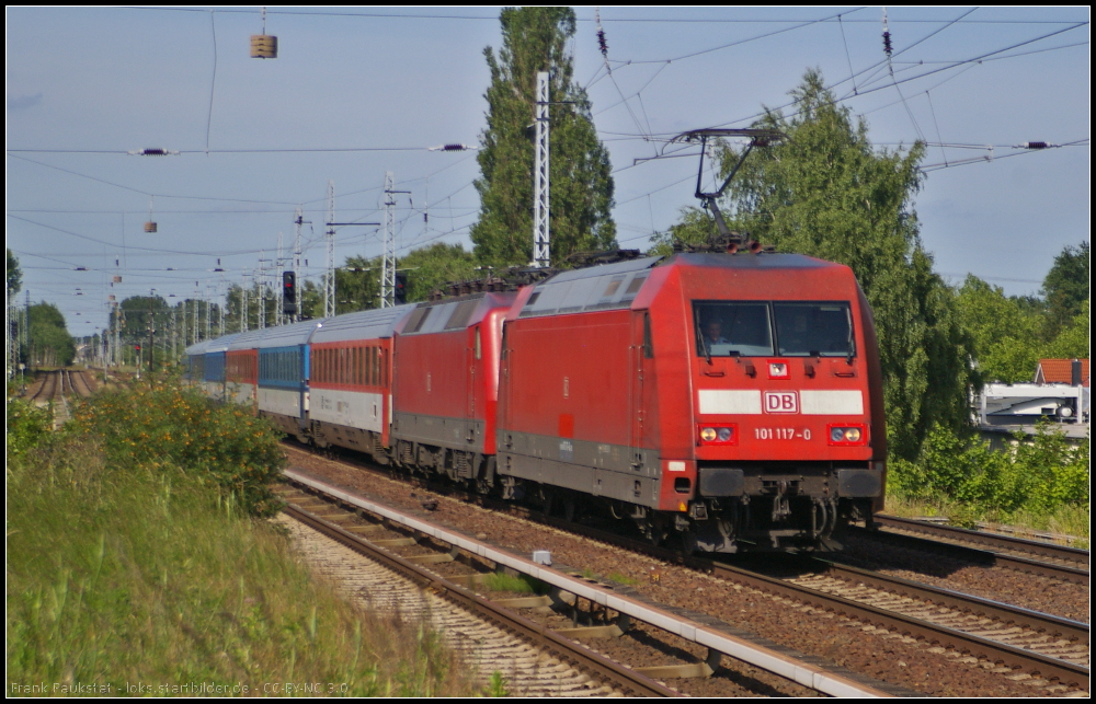 DB Fernverkehr 101 117 und kalt 120 114 mit IC 379 Ostseebad Binz - Brno hl. n. am 17.06.2013 in Berlin-Karow