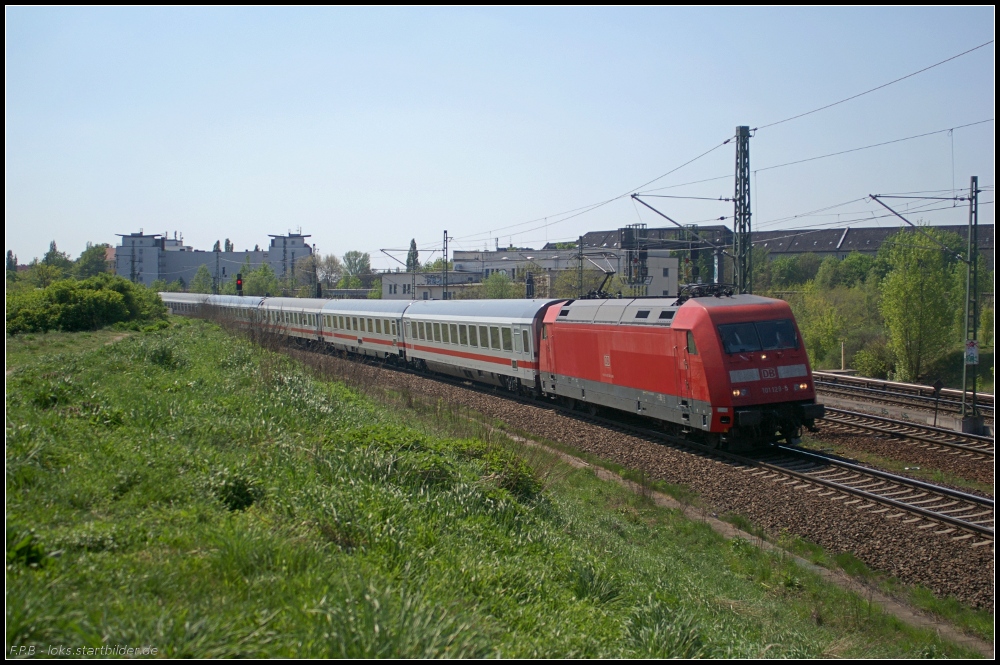 DB Fernverkehr 101 129-5 mit dem IC 45955 nach Ostseebad Binz (gesehen Berlin Bornholmer Str 24.04.2011)