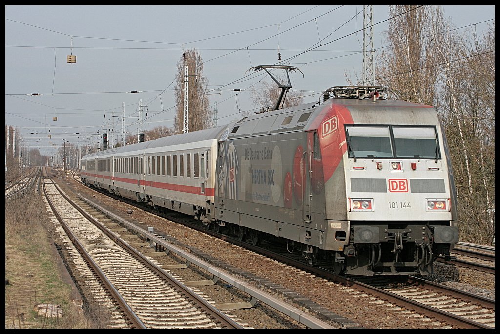 DB Fernverkehr 101 144  Hertha BSC  auf schneller Fahrt Richtung Gesundbrunnen (Berlin Karow 30.03.2010)