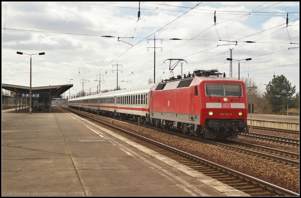 DB Fernverkehr 120 122 mit IC1919 Dresden - Aachen am 14.04.2013 in Berlin Schönefeld Flughafen