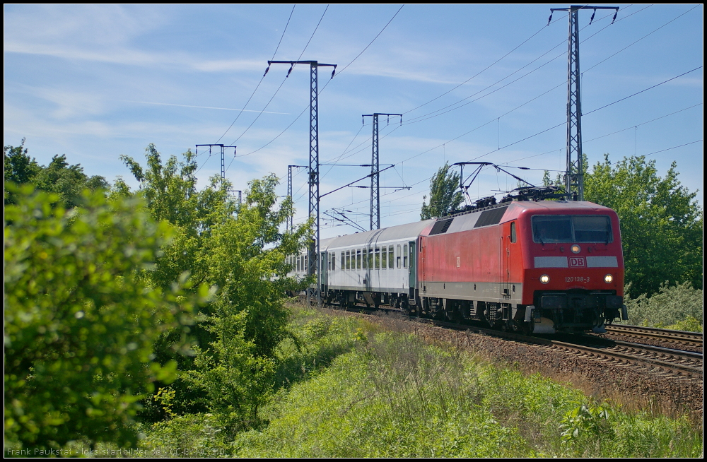 DB Fernverkehr 120 138 mit einem Partyzug von Paris Est nach Berlin Hauptbahnhof und weiter zur Abstellung nach B.-Grunewald. Der Zug bestand aus sechs Militrbegleitwagen und einem Club-Wagen von DB Fernverkehr (gesehen 05.06.2013 Berlin Wuhlheide)
<br><br>
Update: ++ 10.04.2018 bei Fa. Bender, Opladen