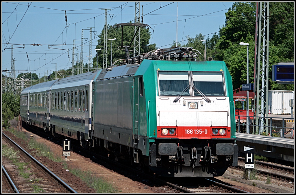 DB Fernverkehr 186 135-0 mit dem EC 47 nach Warschau, setzt die Lok um und fährt wieder los (gesehen Berlin Wannsee 03.06.2010)