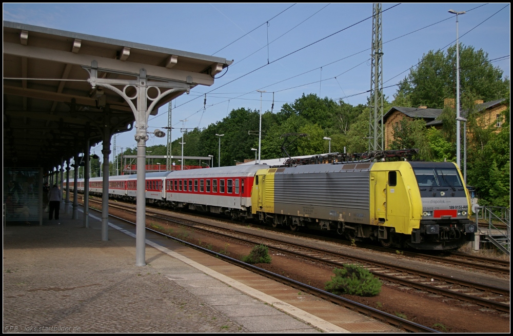 DB Fernverkehr 189 915-2 mit dem AZ13307 nach Trieste. Die Lok hat was die Nummer betrifft einige interessante Angaben. So steht an der Front 189 915 I-AW. An der Seite findet sich über der NVR-Nummer 9180 6189 915-2-D-DISPO der Zusatz IT-NO. Auch das UIC-Feld ist interessant. Die Lok hat Zulassungen in D, A, CH, I, SLO, HR, BIH, SRB und MR. Die Osteuropäischen Länder kommen durch den Betrieb im Jahre 2005 bei der Slovenske zeleznice d.o.o. (Class 189-VD, ES 64 F4-015, gesehen Berlin Wannsee 01.06.2011)