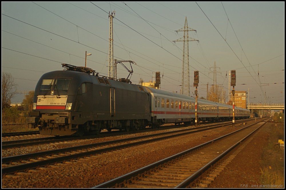 DB Fernverkehr ES 64 U2-074 mit der Überführung des IC 1923 von Rummelsburg nach Bln.-Südkreuz, von dort geht es dann nach Köln (NVR-Nummer: 91 80 6182 574-4 D-DISPO, ex ES 64 U2-042, DB intern als 117 074-5 geführt, gesehen Berlin Schönefeld-Flughafen 31.10.2010)