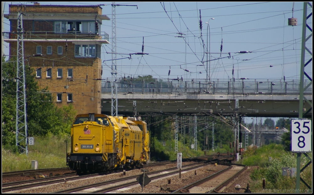 DB Netz 203 311-6 mit UNIMAT 09-32/4S am 23.07.2012 in Berlin Schnefeld Flughafen