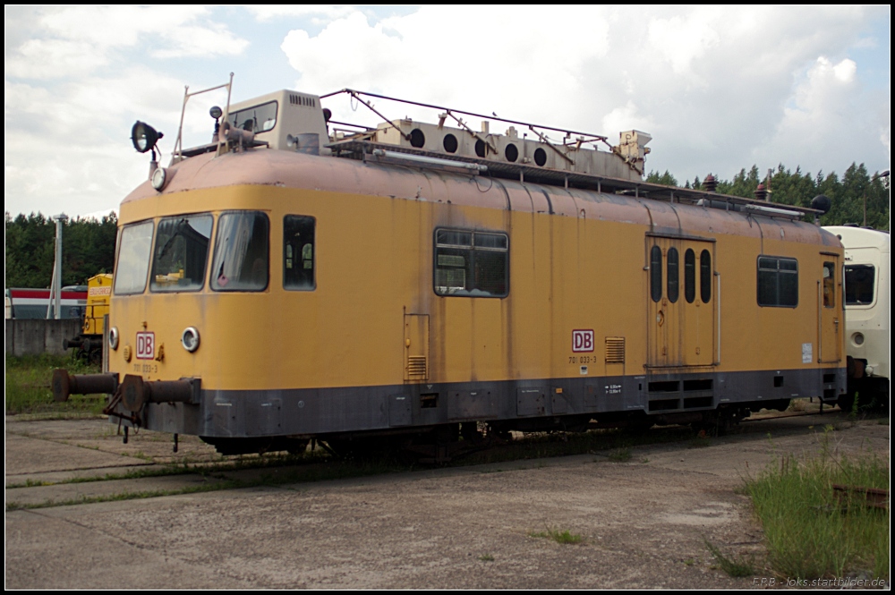 DB Netz 701 033-3 ist einer von einigen weiteren Bahndienstfahrzeugen die im NETINERA-Werk stehen (gesehen Tag der offenen Tür NETINERA Bahnwerk Neustrelitz 17.06.2011)