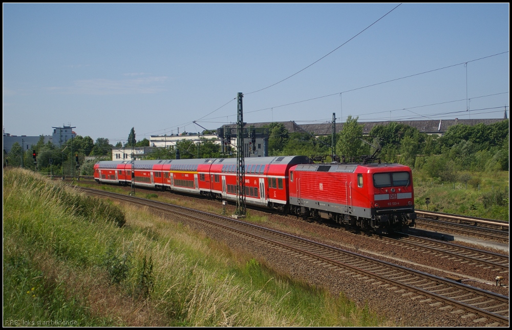 DB Regio 112 133-4 schiebt den RE5 am 18.06.2012 nach Bln.-Sdkreuz