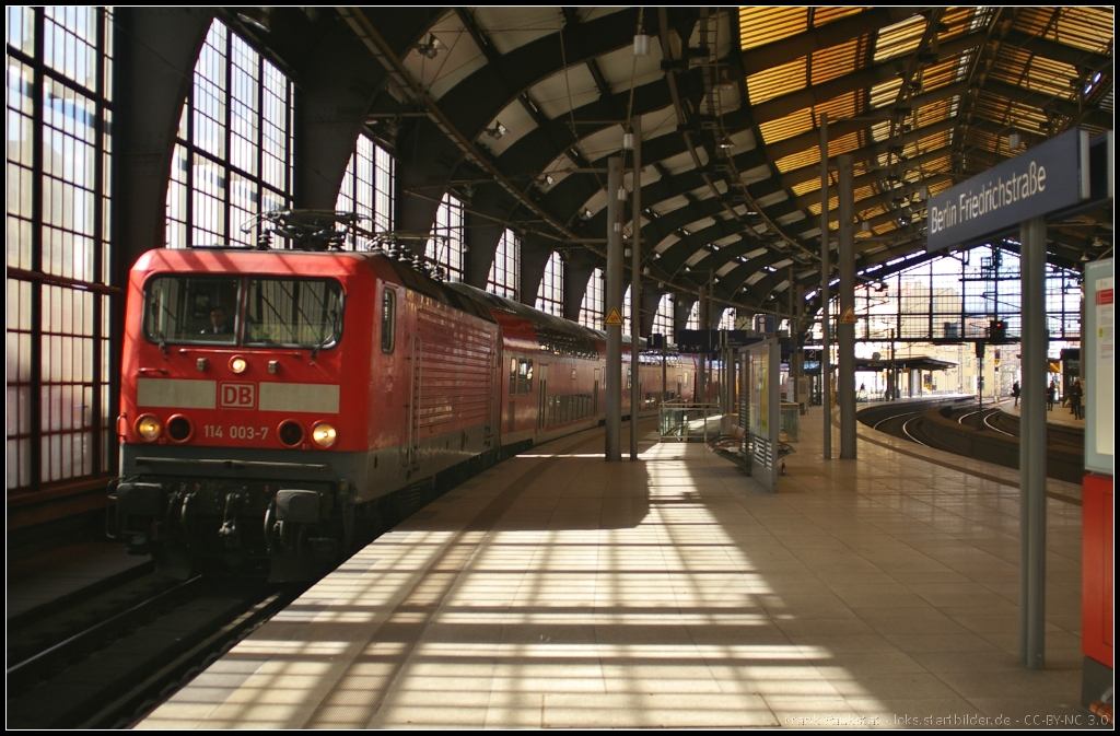 DB Regio 114 003-7 fährt für die ODEG auf der Linie RE2 Cottbus. Am 04.04.2013 verlässt sie gerade den Bahnhof Berlin Friedrichstraße
<p>
++ 30.04.2019 bei Fa. Bender, Opladen