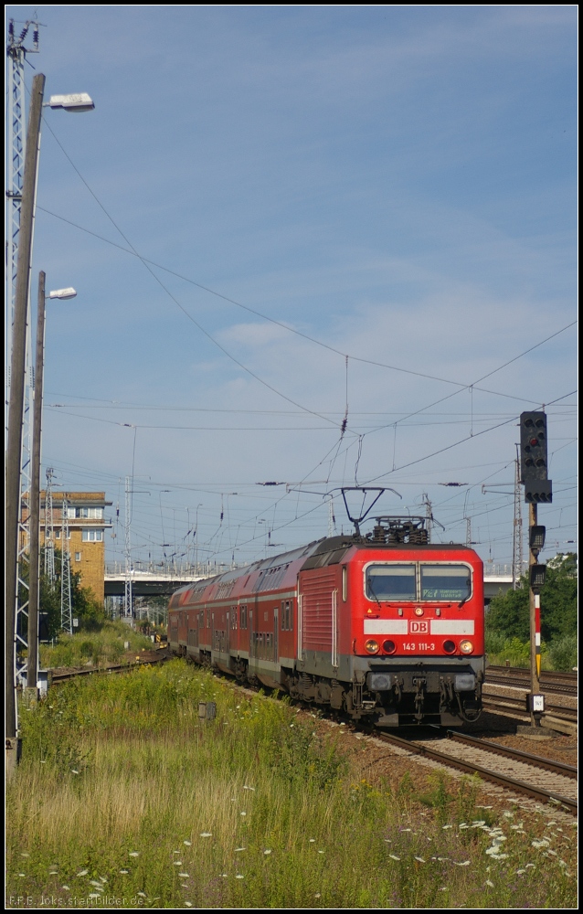 DB Regio 143 111-3 mit dem RE7 Wnsdorf-Waldstadt am 23.07.2012 in Berlin Schnefeld Flughafen